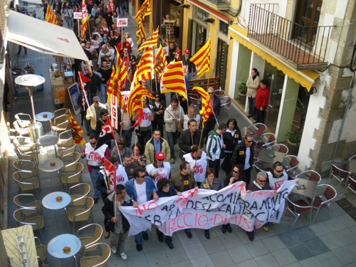 Els manifestants, vistos des de la balconada de l'Ajuntament de Palamós.