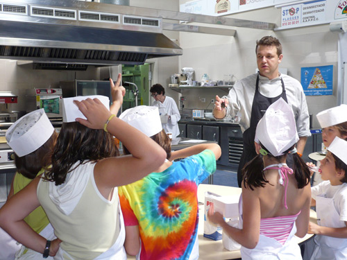 Mainada en un taller de l'Aula Gastronòmica de l'Empordà.