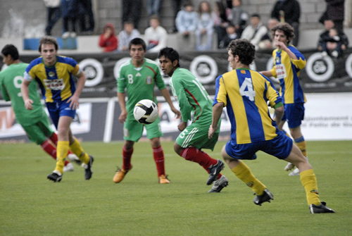 La selecció de Mèxic, campiona del torneig juvenil, jugant contra la FE Palamós. (Fotografia cedida per Josep Lois).
