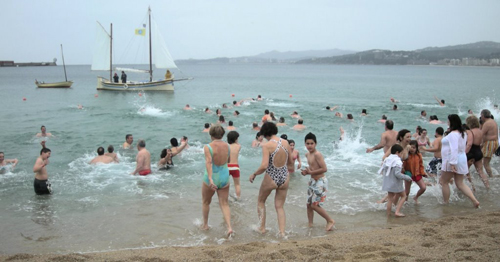 'Primer bany de l'any', aquest passat diumenge a la platja Gran. (Fotografia cedida per La mar d'amics).