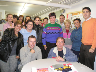 Imatge d'arxiu d'un grup de parelles lingüístiques.