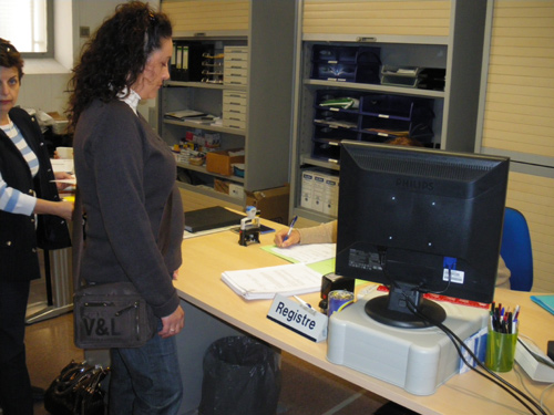 Una membre de l'AMPA del Vila-romà, avui al registre municipal.