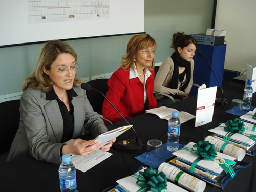 Núria Vidal, a la dreta, amb l'alcaldessa Teresa Ferrés i la regidora Gràcia Artigas.