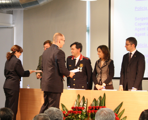 Dina Domínguez i Carles Pozo, d'esquenes, recollint la distinció.