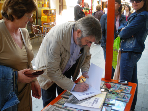 Pere Trijueque firmant avui un exemplar del seu llibre.