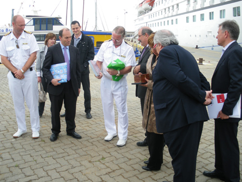 El capità del Seabourn Legend rep obsequis de les autoritats locals.