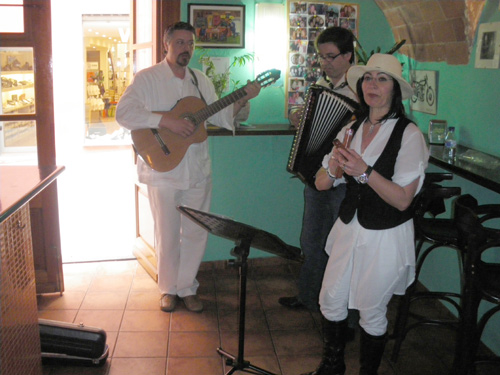 El grup d'havaneres que rep els creueristes, actuant aquest matí en un bar del barri vell.