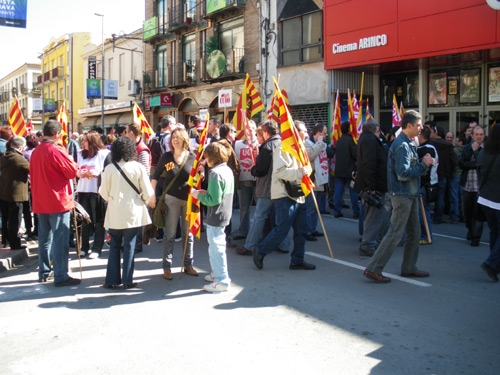 Els treballadors de Hutchinson concentrats davant l'Arinco, després d'una assemblea.