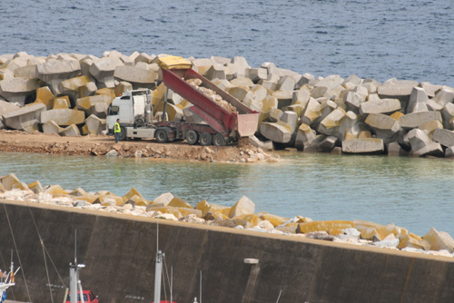 Reparacions a l'escullera del port Marina.