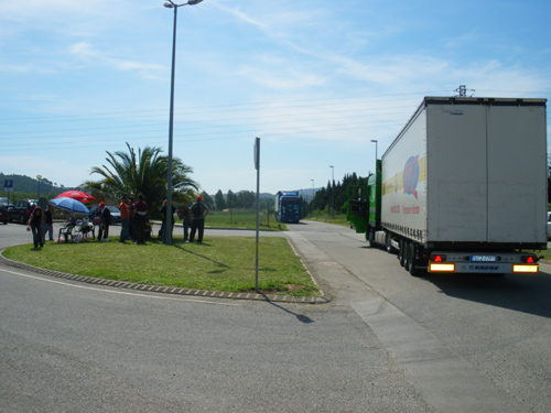 Un camió gira cua, aquest matí, després que un piquet de treballadors l'impedeix entrar a Hutchinson.