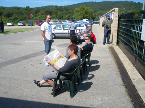 Treballadors de Hutchinson Palamós, ahir a les portes de l'empresa.