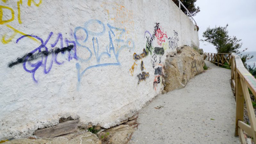 Pintada al camí de ronda, a la zona del far.