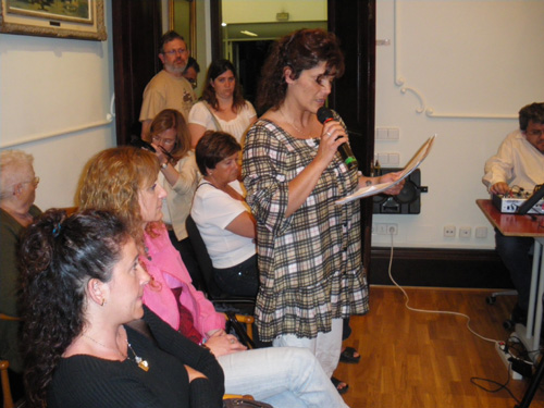 Una portaveu de l'AMPA del Vila-romà, intervenint ahir davant el Ple.