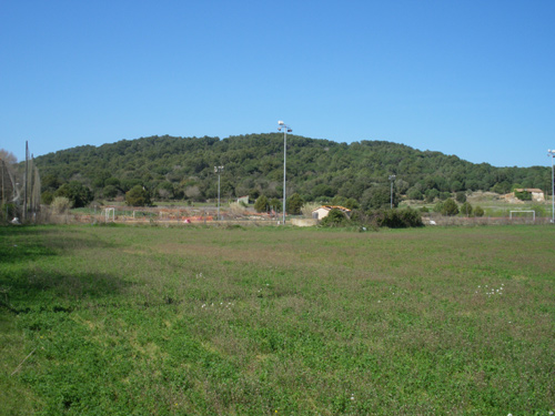 El puig Xifra, al fons.