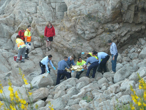 Els equips d'emergència evacuen el ferit.