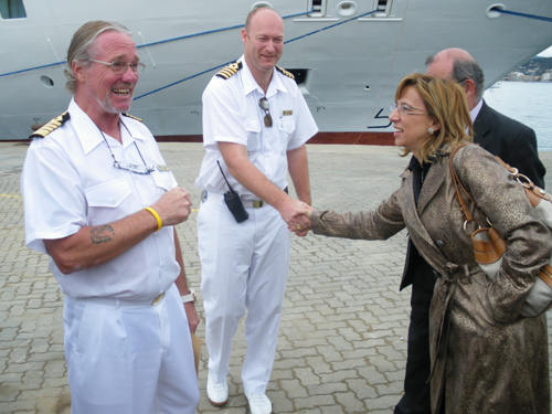 L'alcaldessa de Palamós, Teresa Ferrés, saluda els comandaments del Seabourn Legend, el mes passat.