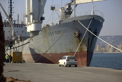 Un vaixell mercant al port de Palamós.
