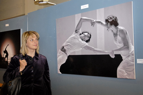 La premiada, al costat de la seva obra. (Fotografia cedida per Josep Lois).