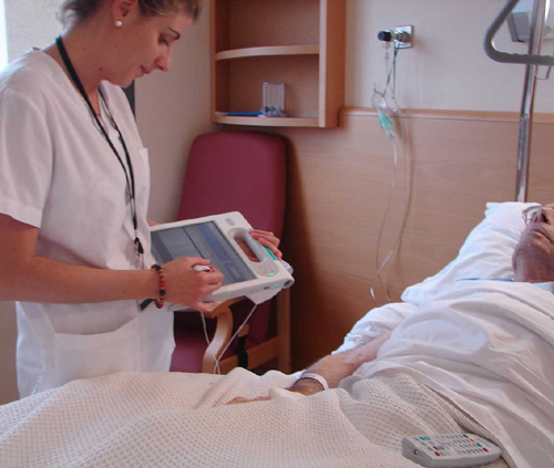 Una infermera revisa el tractament d'un pacient al centre Palamós Gent Gran.