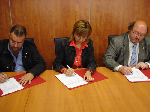 Els alcaldes dels tres municipis, firmant el document.