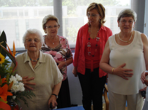 Aurina Pendas, a l'esquerra, amb les seves dues filles i l'alcaldessa de Palamós.
