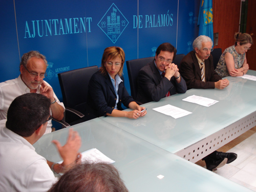 Joan Rangel, al centre, al costat de l'alcaldessa Ferrés, aquest matí a l'Ajuntament.