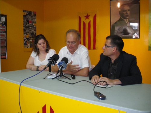 Bofill, al centre, durant la roda informativa a Palamós.