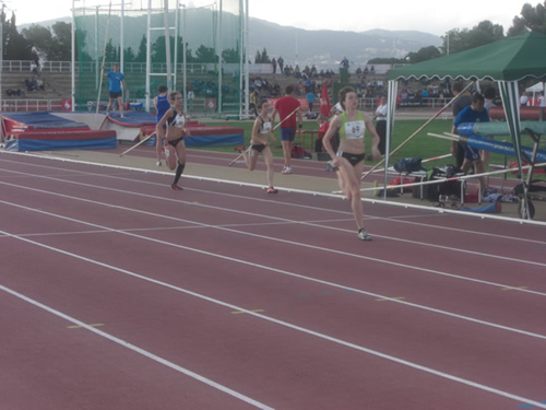 Èlia Vallès, en primer terme, en plena cursa.