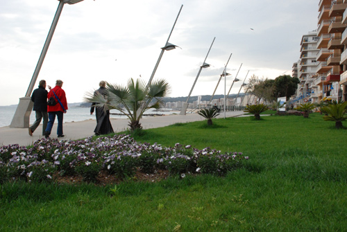 La zona enjardinada del passeig de Sant Antoni.