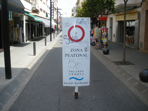 El senyal que barra el pas al carrer de Cervantes.