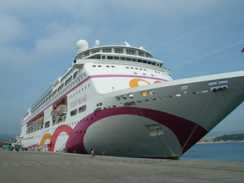 L'Ocean Village, en una anterior visita a Palamós.