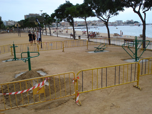 Els nous aparells gimnàstics del passeig del Mar.