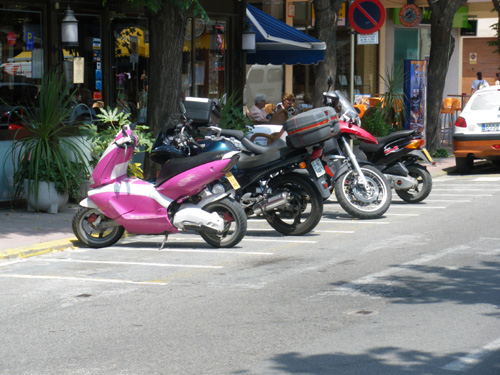 Aparcament de motos al passeig del Mar de Palamós.