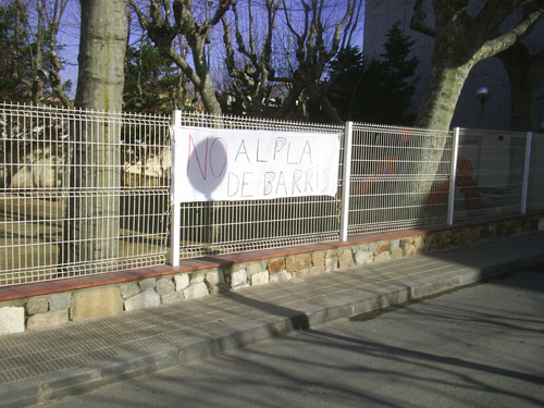 Una pancarta de la plataforma 'Aturem el Pla de Barris'.