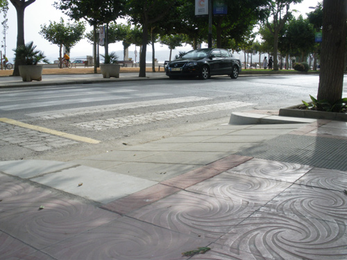 Una vorera recentment adaptada a passeig del Mar-València.