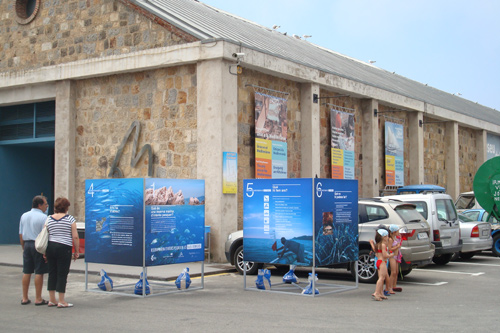 Panells informatius sobre les illes Formigues, a l'exterior del Museu de la Pesca.