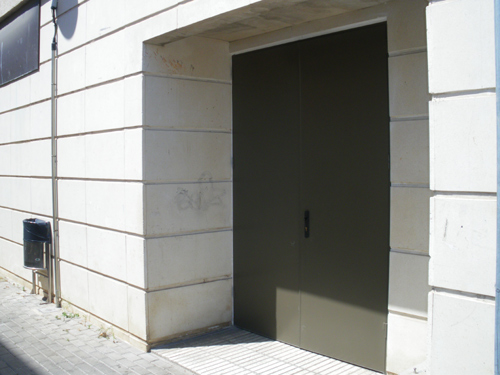 La porta d'emergència del mercat cobert.