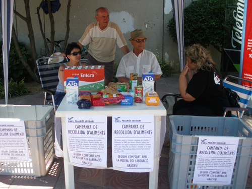 Parada de recollida d'aliments, aquest matí a l'avinguda de Catalunya.