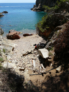 Les escales trencades de la cala dels Corbs.