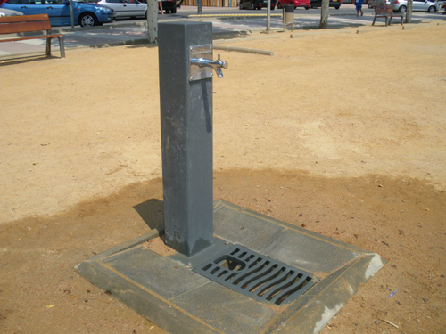 Una de les noves fonts instal·lades al passeig del Mar.