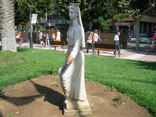 L'estàtua d'Elisenda de Montcada, avui.