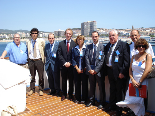 Adrew Gwatkin, quart per l'esquerra, acompanyat d'autoritats i a bord del Thomson Destiny.