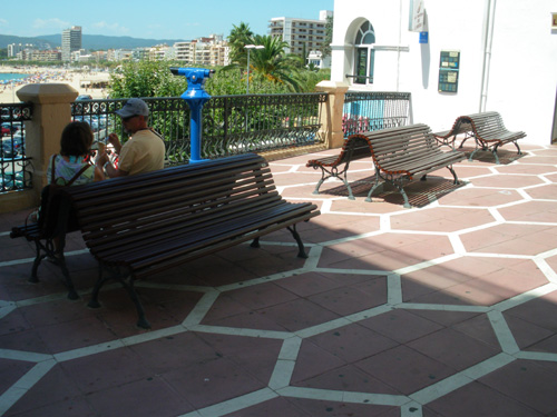 Els nous bancs de la plaça Murada.