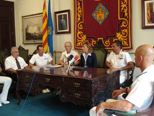 Imatge de la recepció oficial als comandaments del 'Palinuro'.