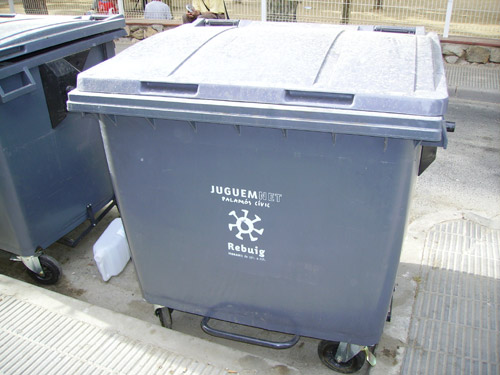 Contenidors d'escombraries en un carrer de Palamós.