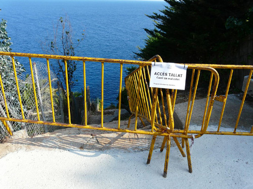 Un tram de camí de ronda tallat, al litoral de la Costa Brava.