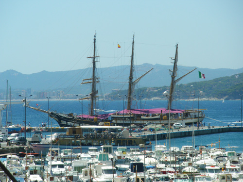 El veler 'Palinuro', al moll de Ponent del port de Palamós.