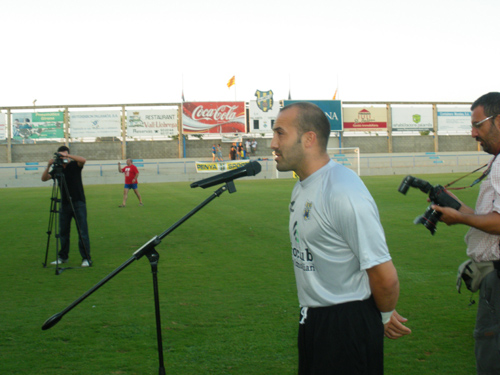 Joan Bayona parla al públic durant la presentació d'ahir.