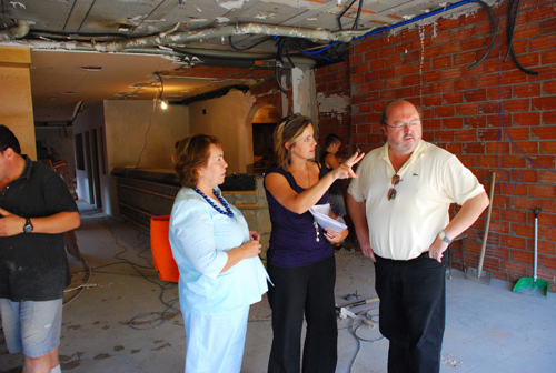 L'alcalde de Calonge, Jordi Soler, en visita d'obres al futur casal d'avis.