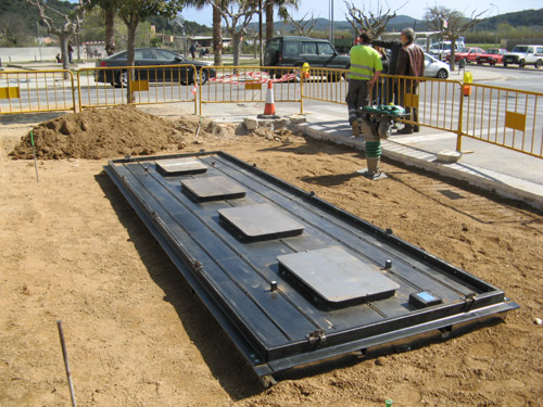Tasques d'instal·lació de contenidors al barri de Pla d'es Pla, en una imatge d'arxiu.